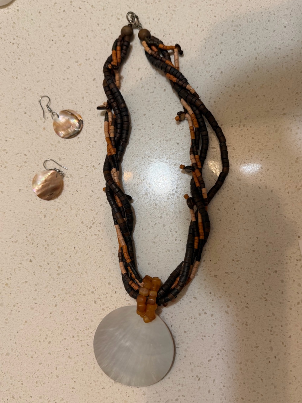 Vintage Hawaiian necklace and earrings - Picture 2 of 4
